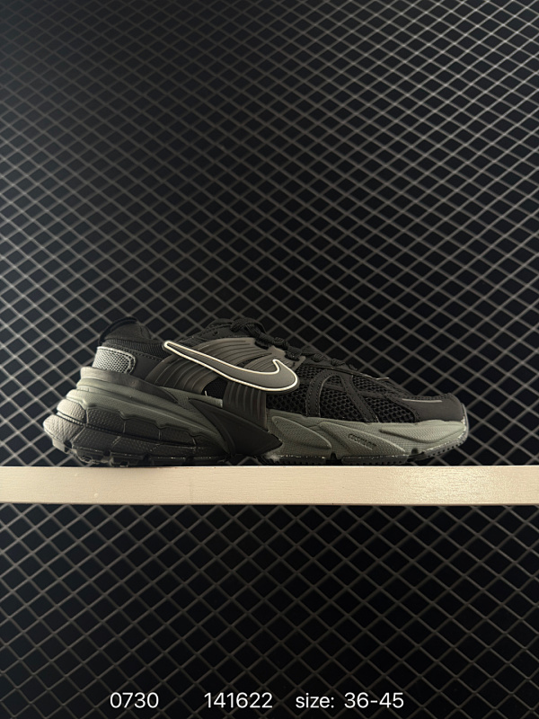 110 真标✅耐克NIKE V2K RUN跑步鞋复古风潮 网面透气运动鞋 灰银紧致的鞋面材质提供良好的包裹性鞋侧 Swoosh以及鞋头部分搭配增添不少亮点的镀铬细节鞋垫上印有Bill Bowerman