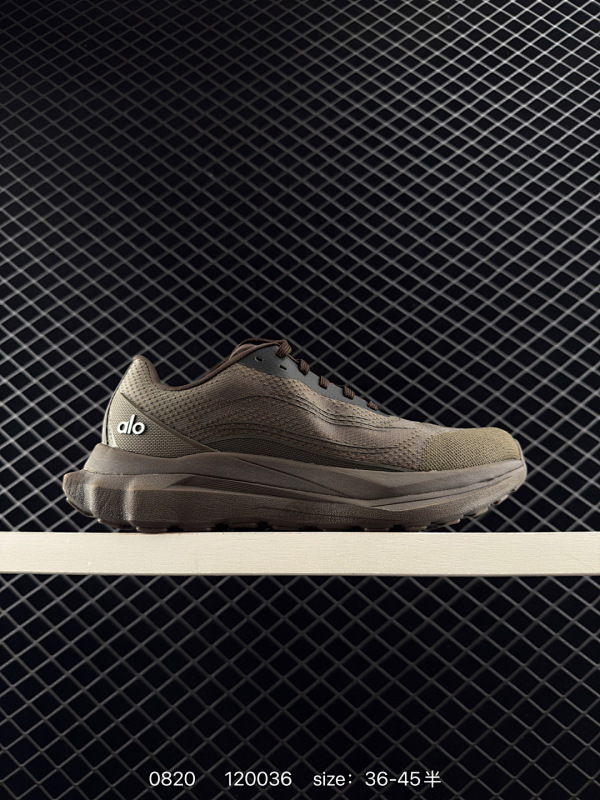 180 公司级 Alo Yoga Alo Runner 低帮 灰色 男女同款 舒适简约防滑耐磨低邦板鞋 极具辨识度的设计，流畅的线条与恰到好处的弧度，彰显着品牌对美学的独特见解，简约而摩登，每一眼都是