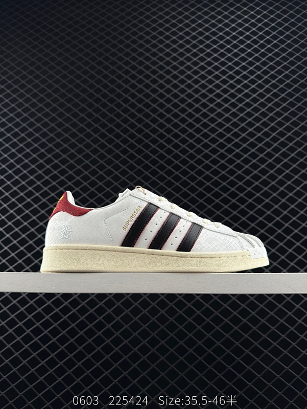 120 公司级阿迪达斯Adidas三叶草 Originals Superstar贝壳头系列低帮经典百搭休闲运动板鞋 蛇年限定款新年款经典运动鞋贝壳头 以白色为主 后跟和鞋舌标签辅以红色丝绸纹路 最大的
