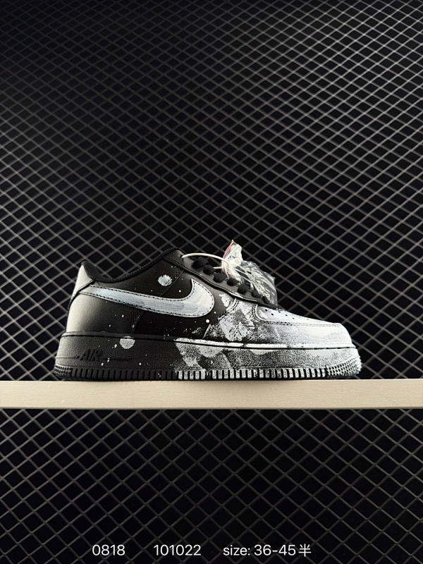 110 耐克 Nike Air Force 1 ’07 空军一号低帮百搭休闲运动板鞋。柔软、弹性十足的缓震性能和出色的中底设计，横跨复古与现代的外型结合，造就出风靡全球三十多年的Force 1，直到今