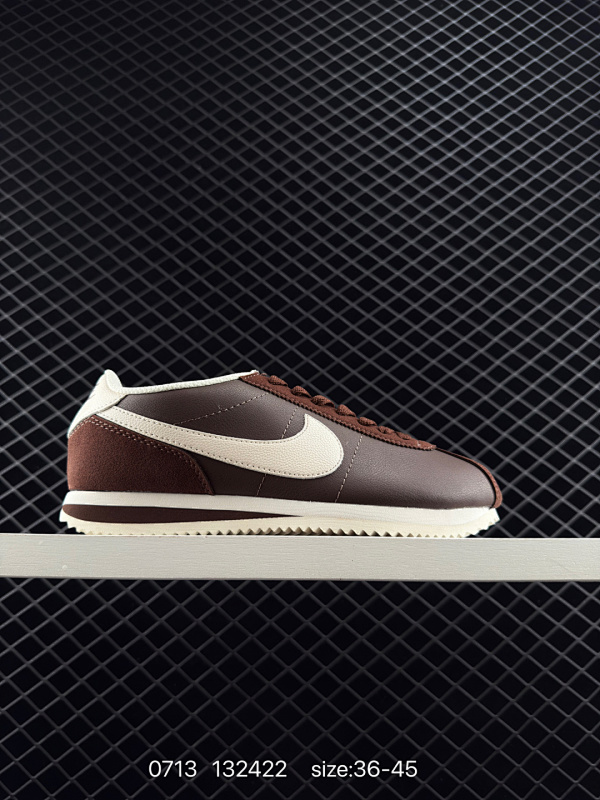 110 Nike Classic Cortez Nylon 耐克阿甘鞋男女子运动鞋。秉承元年款经典风格，糅合防水鞋面设计，令双足保持干爽舒适。防水锦纶鞋面强势抵御风雨侵袭，缔造轻盈防护效果，传统鞋带系