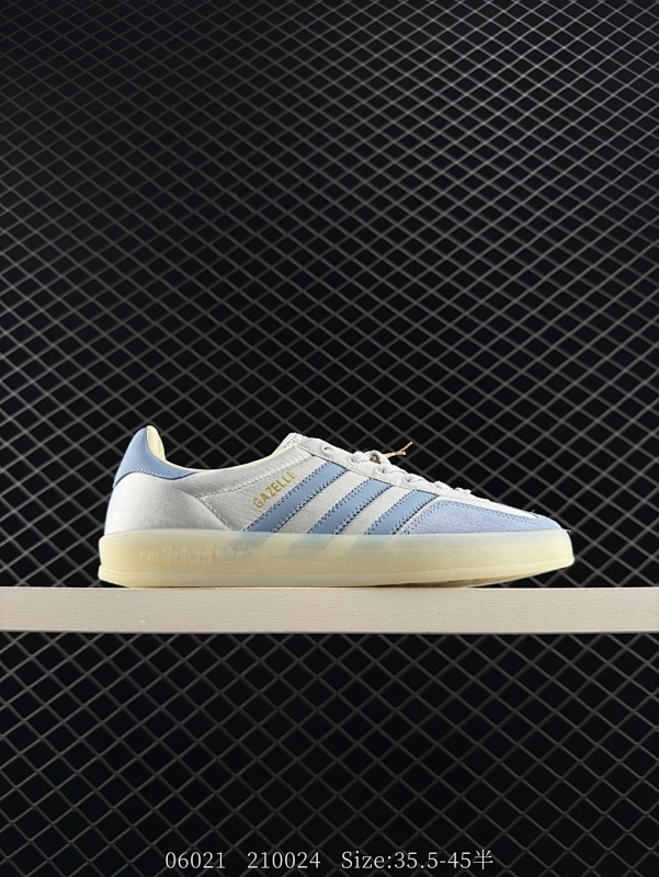 120 阿迪达斯 Adidas Originals Gazelle Indoor复古三叶草防滑透明橡胶板鞋经典运动鞋。这款经典鞋,忠于原版设计,缀撞色三条纹和鞋跟饰片。采用透气网面鞋面,穿着舒适,搭配