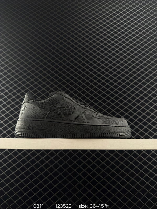 110 耐克 Nike Air Force 1 ’07 空军一号低帮百搭休闲运动板鞋。柔软、弹性十足的缓震性能和出色的中底设计，横跨复古与现代的外型结合，造就出风靡全球三十多年的Force 1，直到今