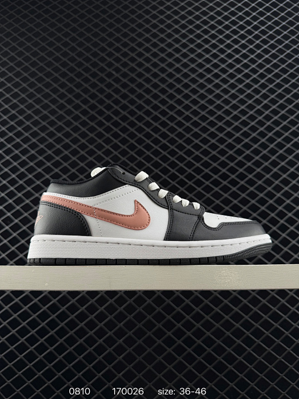 130 AJ1 乔丹1代 aj1 乔1 低邦 小黑灰脚趾 乔丹篮球鞋系列 作为Air Jordan 1元年经典配色之一，Shadow黑灰配色已经成为了迪奥的代言色系。整双鞋黑灰色为主调的皮革材质打造，