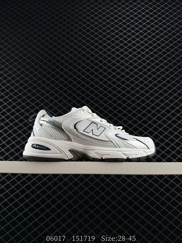 95 亲子鞋童鞋 New Balance 530 复古跑鞋  这双鞋确实是NB家经典复古款式之一，以全新科技诠释，成功打造530鞋款，鞋面在保持530基本线条和片层结构的同时，采用更为简洁、流畅的设计