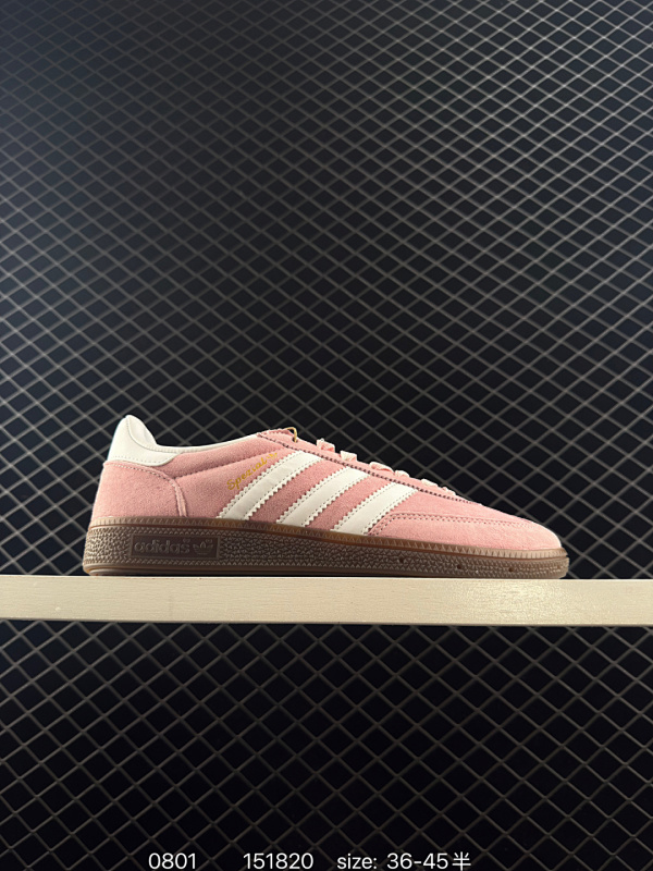 100 阿迪达斯 Adidas HANDBALL SPEZIAL 低帮三叶草学院风复古休闲板鞋 德训鞋 橡胶底柔软皮革面经典运动鞋板鞋。圆头、缝合拼接设计、正面绑带、鞋舌部位附有标贴、经典三条杠装饰鞋