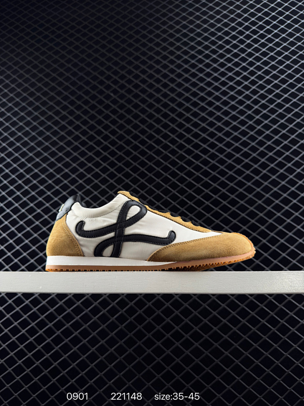 240 公司 LOEWE/罗意威 Ballet Runner 皮革织物拼接 简约圆头 系带 低帮 运动休闲鞋这双鞋是LOEWE新发布的Ballet Runner 2.0，被誉为“斩女球鞋”。时