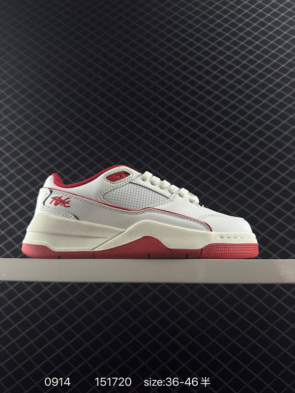 100 Air Jordan 4 Retro Flight Court "Black Cat" 低帮 重置黑猫 AJ4 乔丹4代 aj4 乔4 低邦 黑色 乔丹篮球鞋系列 鞋款整体以黑色麂皮打造，鞋舌