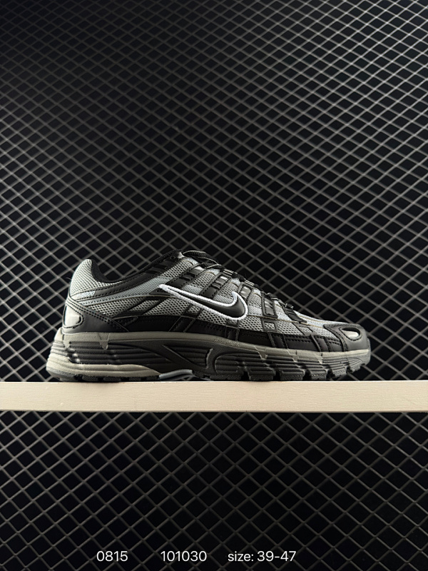 150  复古科技个性老爹鞋P-6000 灵感来源于 Pegasus 25 和 Pegasus 2006，并在设计中将这两种鞋款相互杂糅。该鞋款鞋面采用纵横交错的覆面，重现 2000 年代跑鞋风格，同