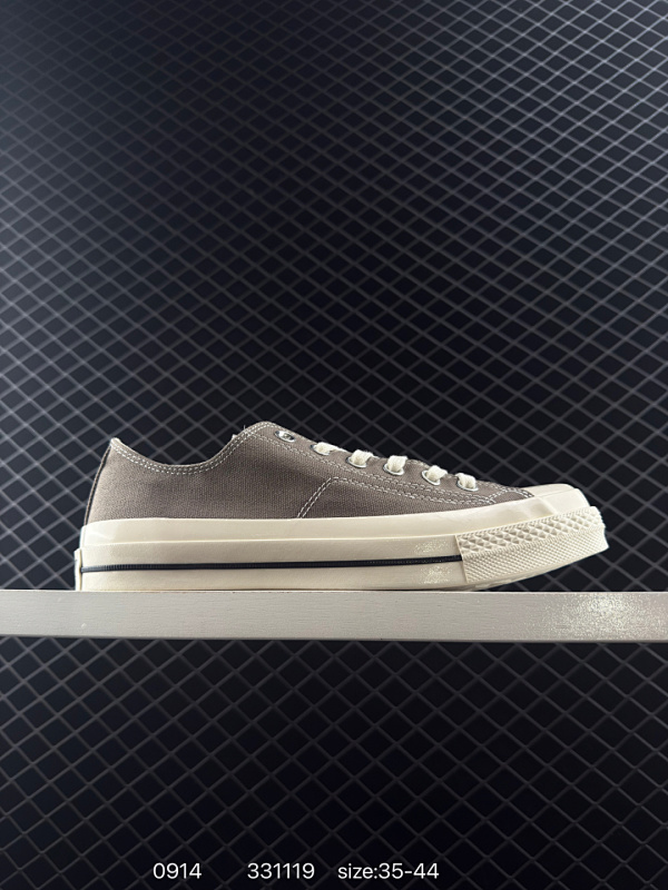 95 公司级✅CONVERSE匡威1970S男女低帮休闲板鞋星星帆布鞋 质感鞋面，打造经典Chuck 70外观 内外腰处有装饰 柔软舒适鞋垫，帮助带来舒适体验 鞋后跟条处有装饰 这款低帮鞋款有精致的装