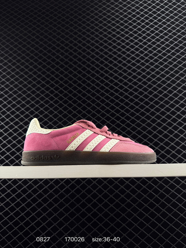 130 公司级✅Originals Gazelle Indoor 德训系列 三叶草复古休闲运动板鞋 原装公司级 鞋面采用反绒革组合环保纤维革材质，外置RB橡胶大底，耐磨不打滑。T字鞋头设计，侧边白色l