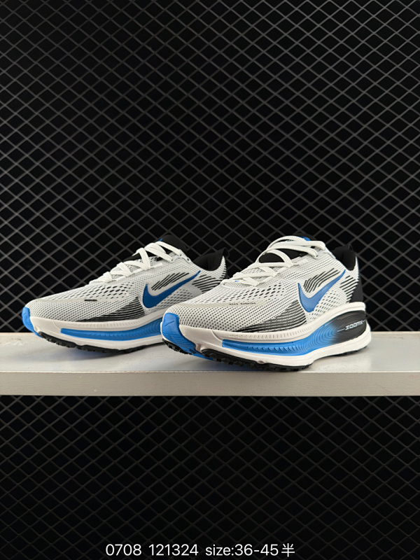 120 NK Air Zoom Vomero 18 轻便舒适公路跑步鞋 HM6803-001 质感柔软 弹力充沛 助力一路畅跑 乐享不停 厚实泡绵缔造舒适的回弹效果 铸就出色跑步表现 该鞋款轻盈透气