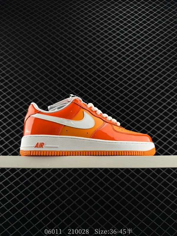 140 公司级✅耐克Nike Air Force 1“07 LV8空军一号低帮百搭休闲运动板鞋。柔软、弹性十足的缓震性能和出色的中底设计，横跨复古与现代的外结合，造就出风靡全球三十多年的Force 1