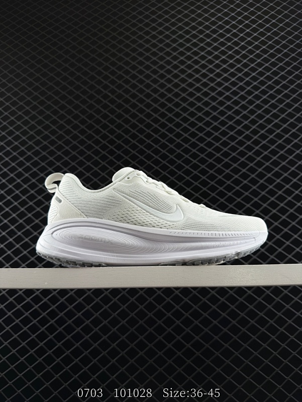 140 ✅Nike VOMERO 18 耐克 舒适减震防滑 低帮跑步鞋 全掌ReactX泡绵中底 前掌和后跟还配备了Air Zoom气垫单元 据说跑起来更快更舒适哦 这次最大的升级点 首次引入了Rea