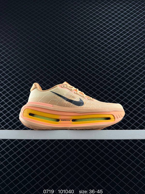 200 公司级✅Nike VOMERO PREMIUM 耐克 舒适减震防滑 低帮跑步鞋 全掌ReactX泡绵中底 前掌和后跟还配备了Air Zoom气垫单元 据说跑起来更快更舒适哦 这次最大的升级点