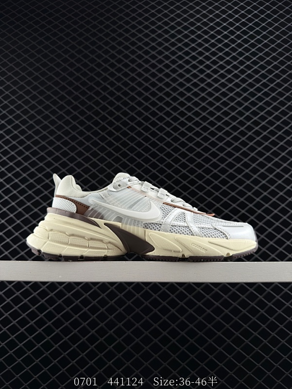 120 真标✅耐克NIKE V2K RUN跑步鞋复古风潮 网面透气运动鞋 灰银紧致的鞋面材质提供良好的包裹性鞋侧 Swoosh以及鞋头部分搭配增添不少亮点的镀铬细节鞋垫上印有Bill Bowerman