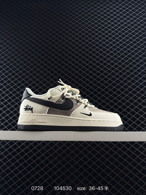 150 耐克 Nike Air Force 1 ’07 空军一号低帮百搭休闲运动板鞋。柔软、弹性十足的缓震性能和出色的中底设计，横跨复古与现代的外型结合，造就出风靡全球三十多年的Force 1，直到今