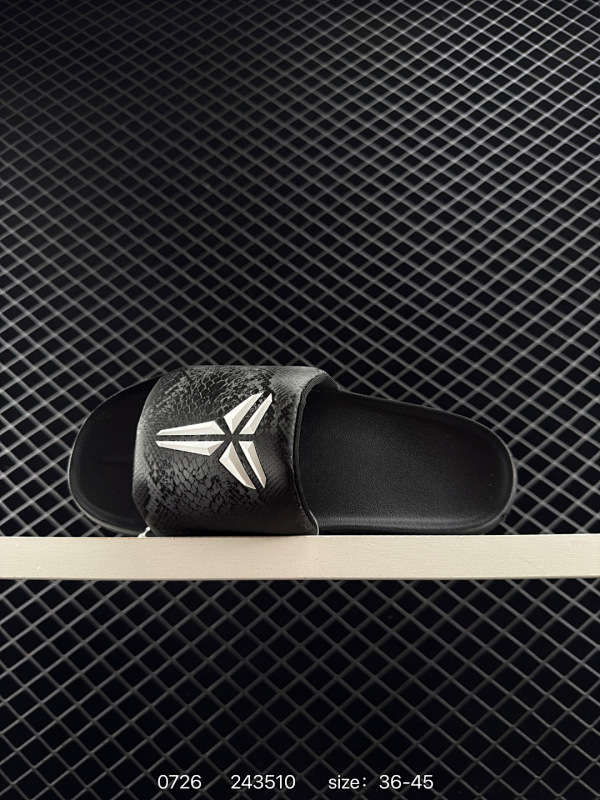 50 Nike Kobe Offcourt Slide 耐克 科比 黑白色 道奇专属配色休闲拖鞋 舒适百搭防滑一字拖鞋 道奇队标志性的黑色为主色调，鞋面上凸起且醒目的白色科比标志，彰显着独特韵味。采用