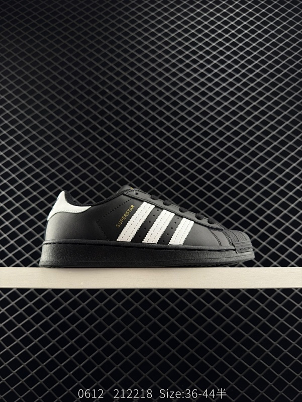 90 阿迪达斯 ADIDAS SUPERSTAR 三叶草☘️经典贝壳头系列 新款休闲板鞋潮流女士运动鞋 。鞋面柔软皮革材质 标志性的贝壳鞋头，锯齿三条纹，简约的线条。就连版型和比例，都在向1982年的