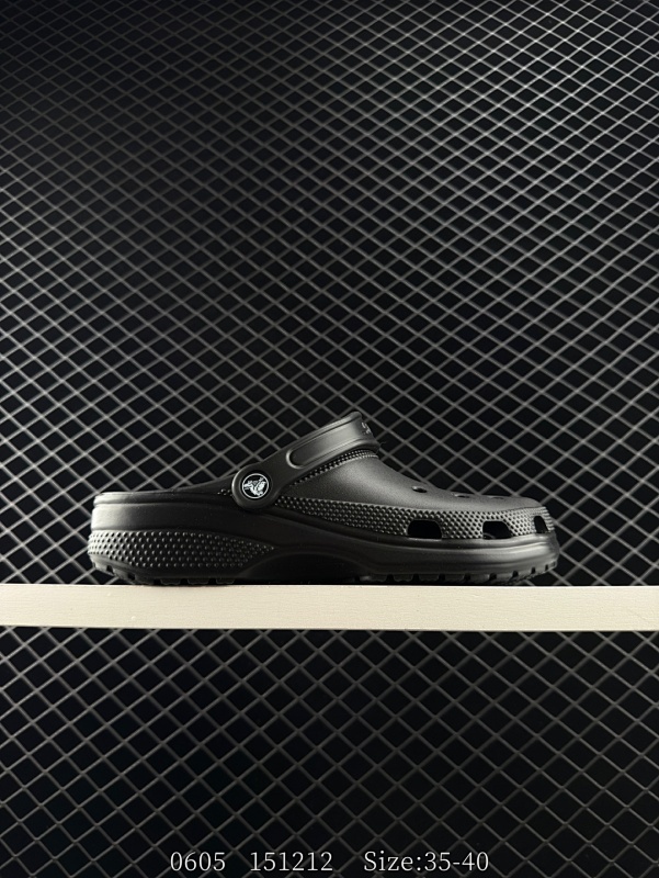 60 【特价】Crocs 沙滩洞洞鞋 女士休闲厚底增高凉拖鞋 卡骆驰明星同款 厚底增高沙滩鞋️ 选择尺码时 建议选大一码 脚感更舒适 家居休闲一式两用拖鞋 白敬亭同款，坡跟设计很稳健，热门爆款