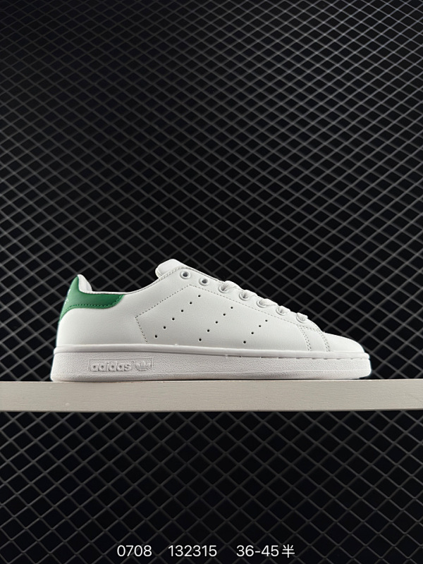 75 阿迪达斯AD Originals Stan Smith 史密斯 全黑 复古时尚舒适运动休闲板鞋 原楦原纸板开发 全鞋头层皮料打造 区别市面普通真标版本 鞋身侧面打孔 后跟拼色皮革 橡胶大底提供坚