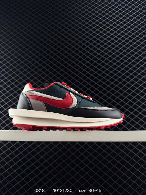 150 Sacai X N LDWaffle ”Midnight Spruce and University Red“ 华夫2.0 黑蓝红解构 三方联名 采用了别致配色组合，鞋款整体以深杉木绿锦纶为基