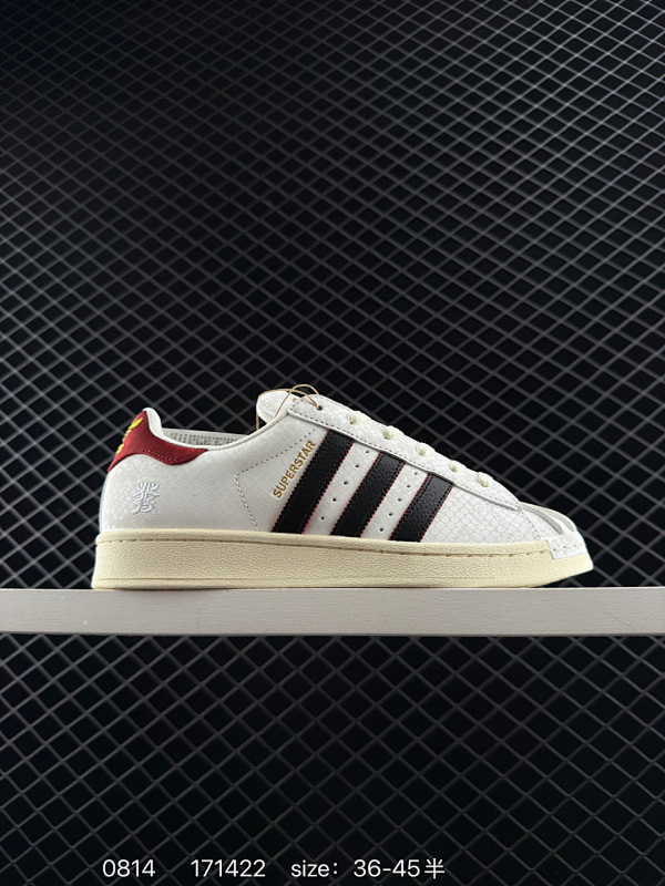 110 特价✅阿迪达斯Adidas三叶草 Originals Superstar贝壳头系列低帮经典百搭休闲运动板鞋 蛇年限定款新年款经典运动鞋贝壳头 以白色为主 后跟和鞋舌标签辅以红色丝绸纹路 最大的