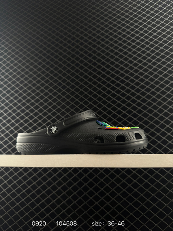 40 卡洛驰crocs 男女鞋新款经典榴莲洞洞鞋夏季户外沙滩鞋骆休闲包头凉拖鞋 n榴莲榴莲克骆格在经典克骆格的基础上，大胆采用凹凸不规则的设计，形成独特的几何感鞋面；这款鞋子将舒适与轻便提升到了一个新