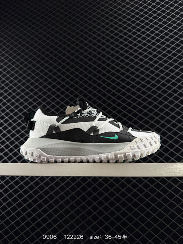 130 Nike ACG Mountain Fly Low “Fossil Stone”低帮版本的Mountain Fly 全新来袭。该鞋款沿袭前代高帮型的设计传统，轻盈鞋面结合灵巧的脚趾包裹设计，为