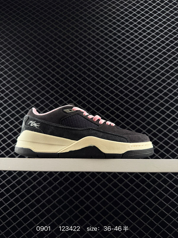 110 Air Jordan 4 Retro Flight Court 低帮 黑粉 AJ4 乔丹4代 aj4 乔4 低邦 黑粉 乔丹篮球鞋系列 鞋款整体以黑色翻毛皮打造，鞋舌及后跟Jumpman Lo