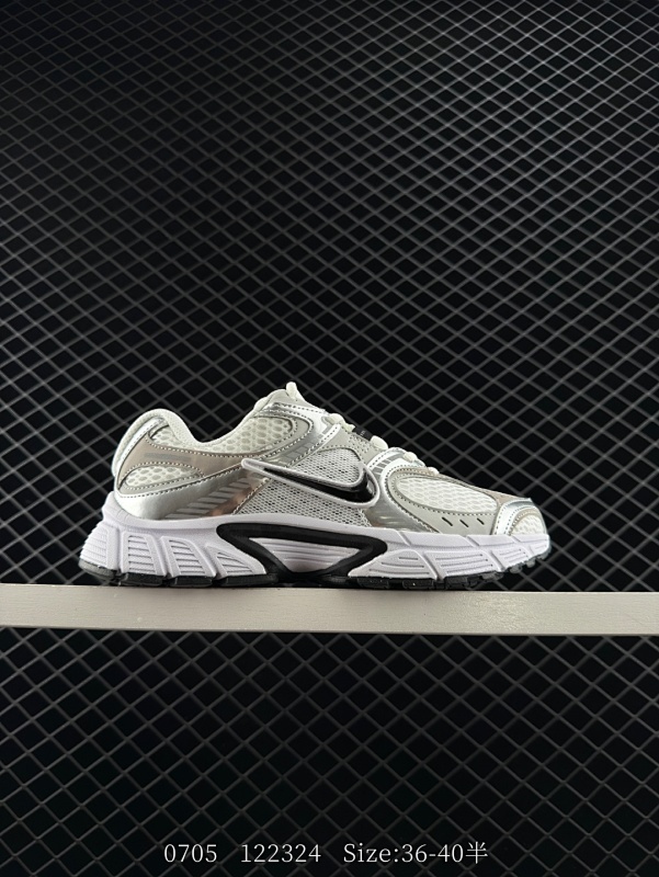 120 真标✅耐克Nike V5 RNR 舒适百搭防滑耐磨 低帮跑步鞋 舒适有型适合日常穿着 该鞋款延续千禧年经典设计搭载泡绵中底厚实而轻盈 匠心细节巧搭立体耐克勾标志焕新演绎复古跑鞋