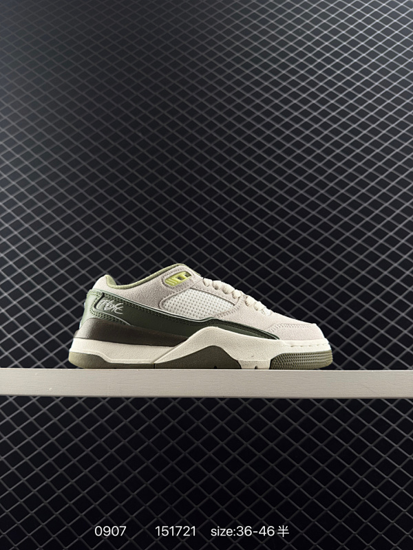 105 Air Jordan 4 Retro  可以看出整双鞋与原版奥利奥配色采用反转色调的设计方式，鞋身以大面积白色呈现，营造简约的视觉氛围。灰色鞋带孔与中底均缀有黑色泼墨，搭配上鞋舌的红色Jump