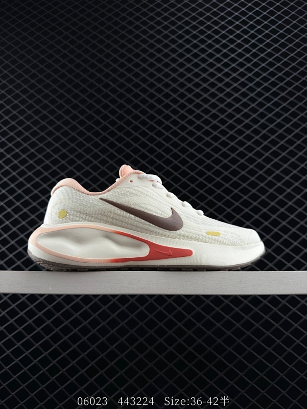 120 Nike Journey Run 跑步鞋  使用了新型的缓震材料 脚感偏韧 后跟有加厚的海绵填充 鞋子前掌和后掌做了加宽设计  增加了跑步时的稳定性 织物加网纱的鞋面极好的透气性 官方货号：I