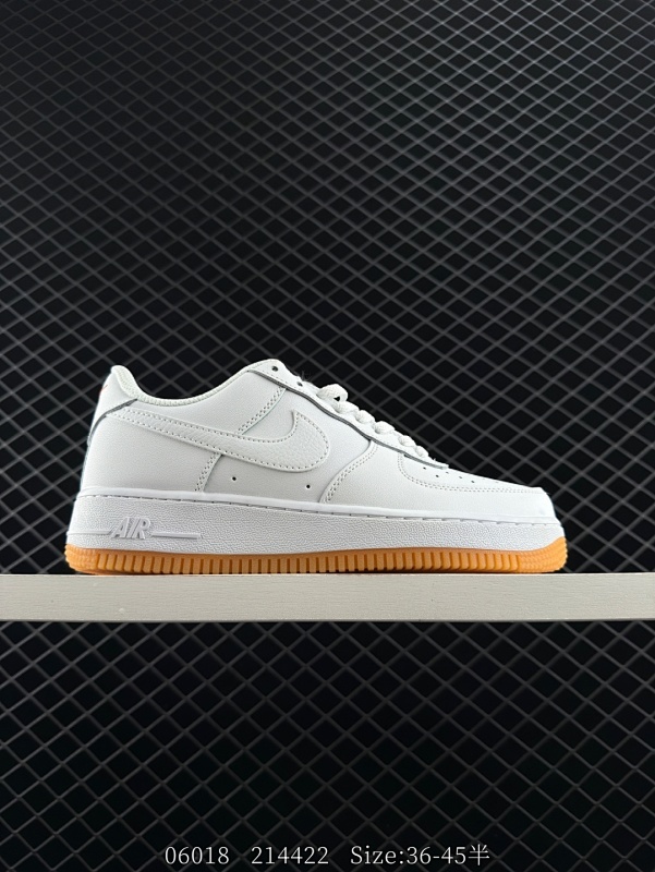 110 耐克Nike AIR FORCE 1‘07 空军一号低帮百搭休闲运动板鞋。柔软、弹性十足的缓震性能和出色的中底设计，横跨复古与现代的外型结合，造就出风靡全球三十多年的Force 1。 货号：I