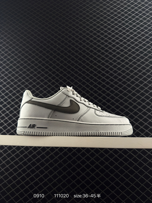 100 耐克Nike Air Force 1 Low 空军一号低帮百搭休闲运动板鞋 柔软、弹性十足的缓震性能和出色的中底设计，横跨复古与现代的外型结合，造就出风靡全球三十多年的Force 1，直到今天