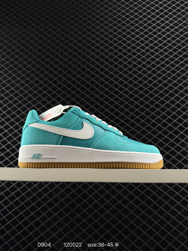 110 耐克 Nike Air Force 1 ’07 空军一号低帮百搭休闲运动板鞋。柔软、弹性十足的缓震性能和出色的中底设计，横跨复古与现代的外型结合，造就出风靡全球三十多年的Force 1，直到今