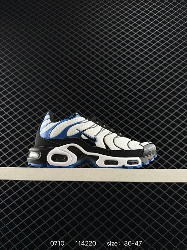 100 耐克 Nike Air Max Plus是Nike旗下另类鞋款的代表，TN 它诞生于1996年，是第一款使用TunedAir气垫的跑鞋，其特点就在于实现各气室间气压的自动调节。如今，这双经典跑