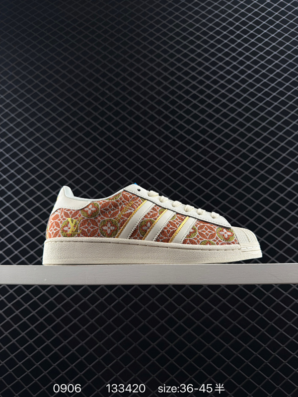 100 阿迪达斯adidas originals Superstar防滑耐磨轻便透气 低帮 贝壳头板鞋 尺码：36-45 编码：133420 货号：BZ9160  详情          ¥ 100