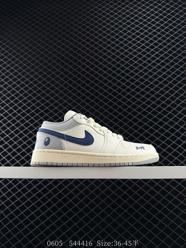 80 Bape x Air Jordan 1 Low Bape x AJ1 低帮 联名蓝白绿 AJ1 乔丹1代 aj1 乔1 低邦 联名蓝白绿 乔丹篮球鞋系列 鞋身以米白色作为主色调，搭配蓝色皮革框架