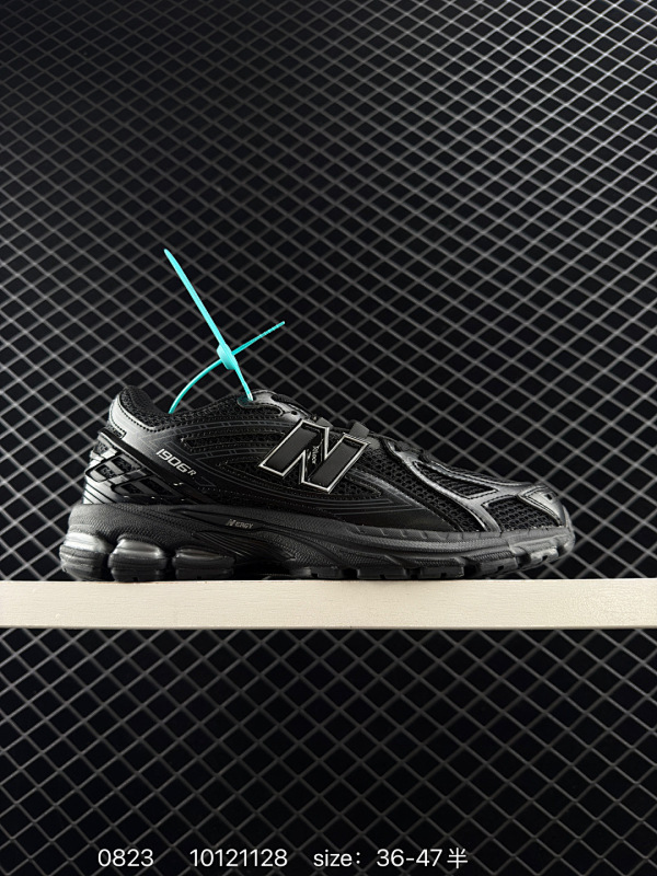 140 New Balance M1906AF NB宝藏老爹鞋款，复古元素叠加，质感超级棒，楦版型材料细节做工精细，货如实拍图 作为NB最经典的档案鞋型之一，与2002一样，1906有着NB最成熟的技