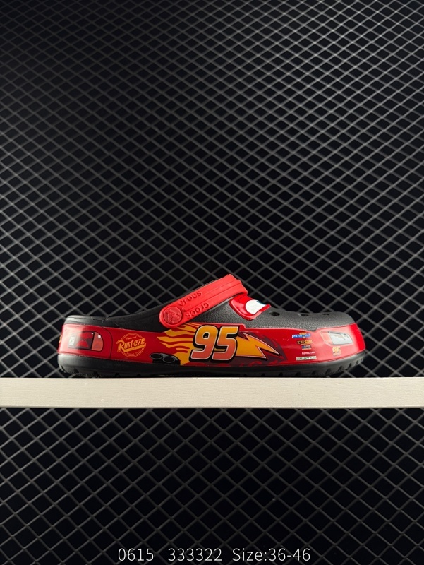 110 卡骆驰Crocs Classic Clog 卡骆驰系列休闲沙滩洞洞拖鞋凉鞋 超轻Croslite专利材料打造 鞋面更加耐用易清洗 该鞋款轻盈舒适 2002年 经典克骆格诞生 秉承外形简单 穿着