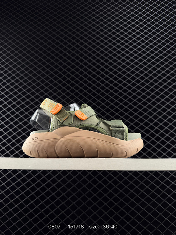 90 UGG Goldenstar 人气单品 凉鞋 UGG品牌已经成为一种时尚、休闲和奢华生活方式的标志，成为全球高级时尚品牌，专注于提供能为顾客带来豪华舒适享受的产品经典凉鞋系列本季推出单品-金星，