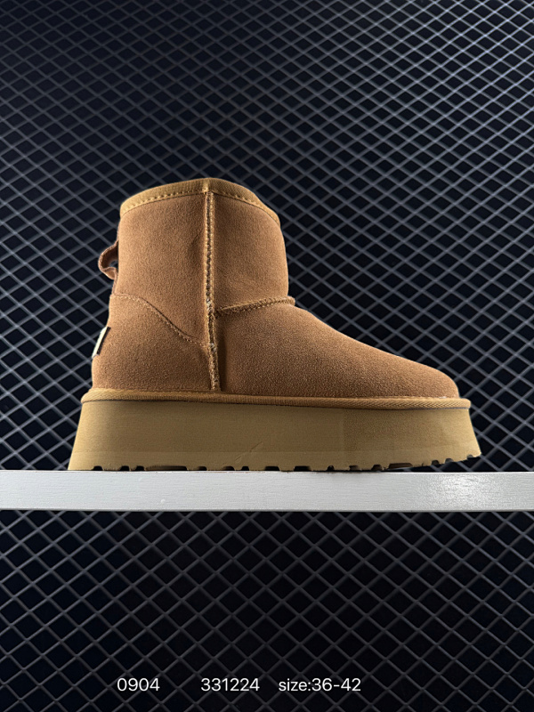 110 UGG/雪地靴 中筒加绒短靴 女鞋广东原产，原楦原纸版开发版型，采用TPU模压定型翻毛皮鞋面材质，内嵌人造卷曲羊毛毛绒里衬和鞋垫,保暖锁热，选用17毫米UGGPURE™ 植入式羊毛里衬与可拆卸