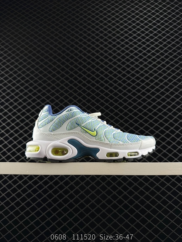 100 Nike/耐克 Nike Air Max Plus是Nike旗下另类鞋款的代表，TN 它诞生于1996年，是第一款使用TunedAir气垫的跑鞋，其特点就在于实现各气室间气压的自动调节。如今，