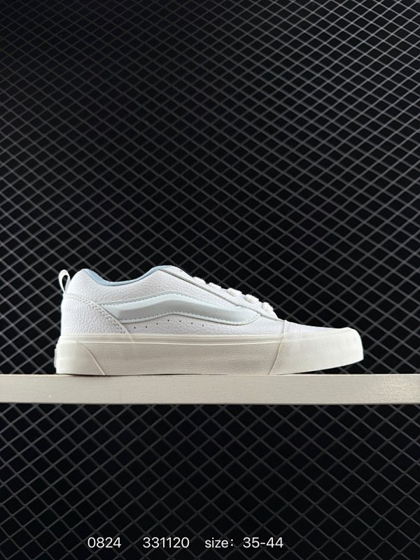 100 万斯 Vans Knu-Skool VR3  面包鞋 坎普尔·茱利安系列低帮复古硫化休闲运动板鞋“肥胖版大LOGO” 要说整个2024年最为热门的鞋型之一，「面包鞋」绝对值得一提，几乎每个品牌
