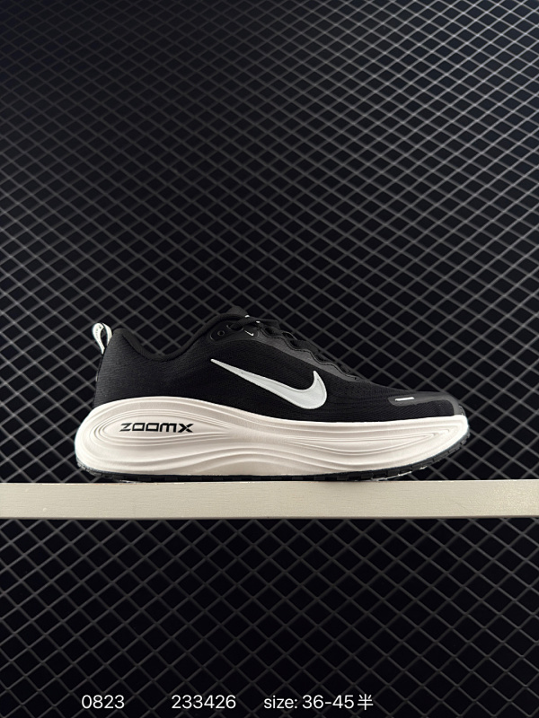 130 公司级✅Nike VOMERO PLUS 耐克 舒适减震防滑 低帮跑步鞋 全掌ReactX泡绵中底 前掌和后跟还配备了Air Zoom气垫单元 据说跑起来更快更舒适哦 这次最大的升级点 首次引