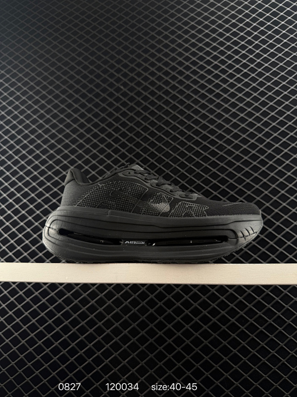 170 公司级✅Nike VOMERO PREMIUM 耐克 舒适减震防滑 低帮跑步鞋 全掌ReactX泡绵中底 前掌和后跟还配备了Air Zoom气垫单元 据说跑起来更快更舒适哦 这次最大的升级点