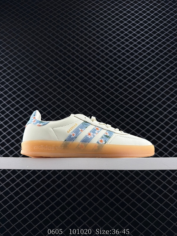 100 阿迪达斯 Adidas Originals Gazelle Indoor复古三叶草防滑透明橡胶板鞋经典运动鞋。这款经典鞋,忠于原版设计,缀撞色三条纹和鞋跟饰片。采用柔软织物鞋面,穿着舒适,搭配