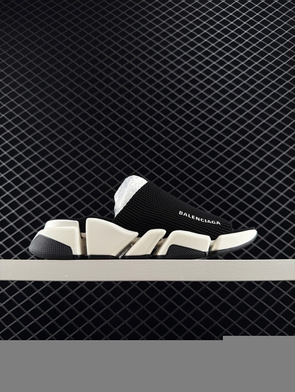 200      BALENCIAG* 巴黎世家拖鞋 升级版推出Speed 2.0 版本全新袜子鞋拖鞋 ‼️原厂货 绝非通版  2.0版的袜子部分可以把脚背和脚踝完全包裹起来， ✔️鞋面是原版飞织一体