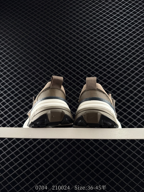 120 真标✅耐克NIKE V2K RUN跑步鞋复古风潮 网面透气运动鞋 灰银紧致的鞋面材质提供良好的包裹性鞋侧 Swoosh以及鞋头部分搭配增添不少亮点的镀铬细节鞋垫上印有Bill Bowerman